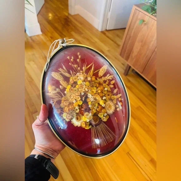 Vintage Belgian Floral Wall Art – Dried Flower Bouquet in Red Velvet Oval Frame - Picture 10 of 11